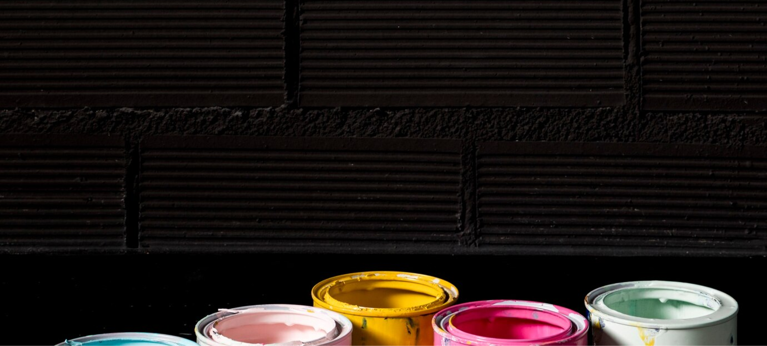 ペンキが並んでいる画像